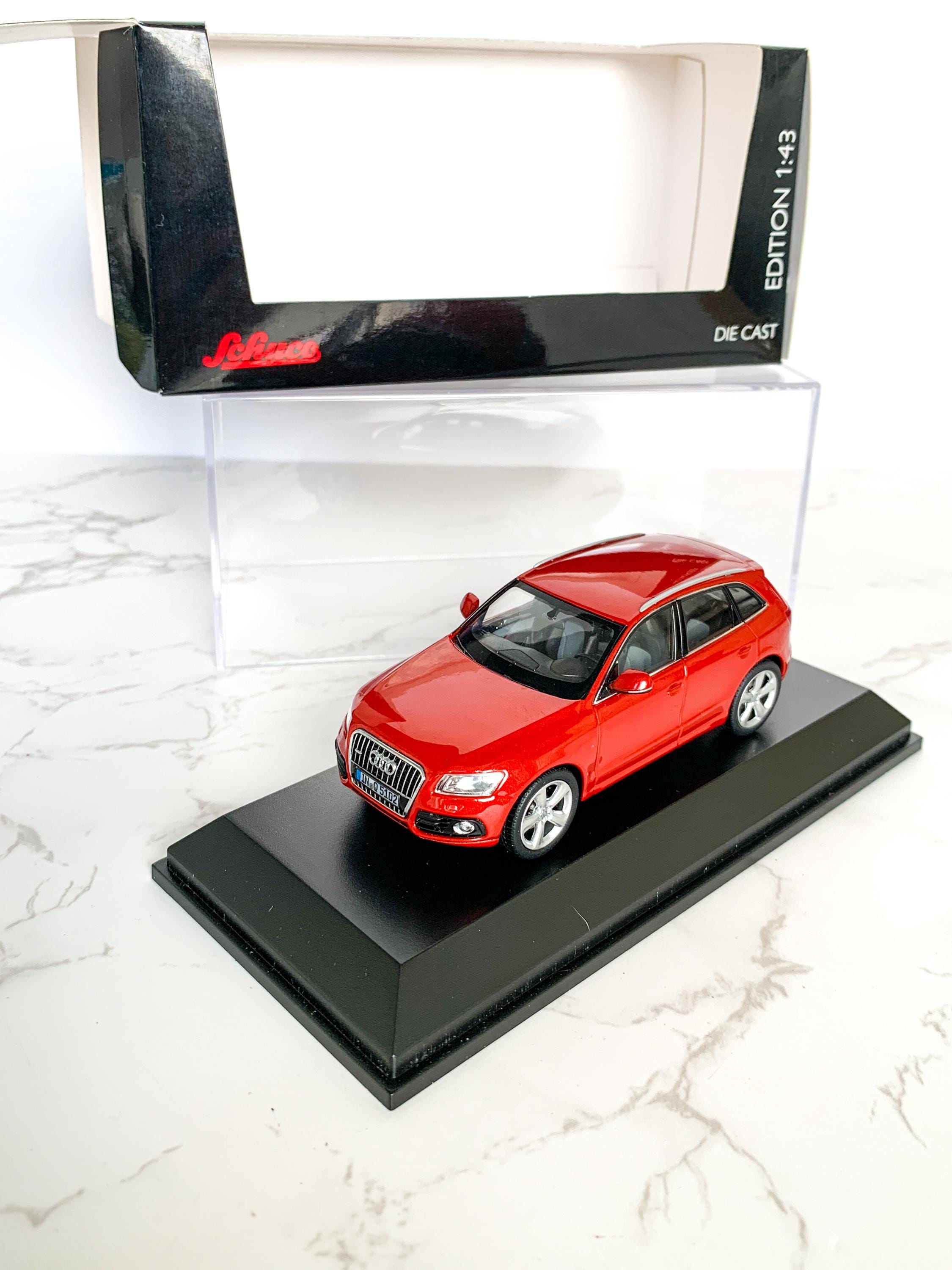 Audi コレクションモデル 1/43 スケール Schuco 1/43 Scale AUDI Q5 2009 Red Diecast Model - Modern Car