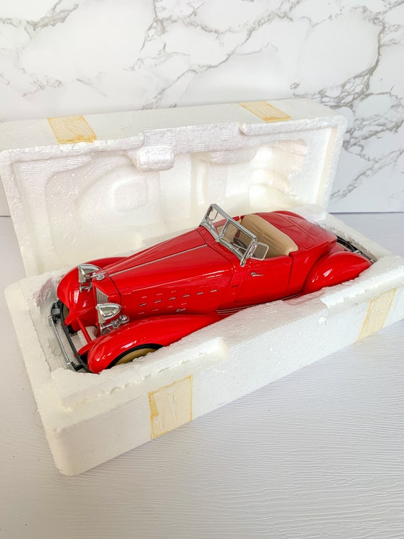 WhiteBox 1:43 Packard V12 Le Baron Speedster Year 1934 cream