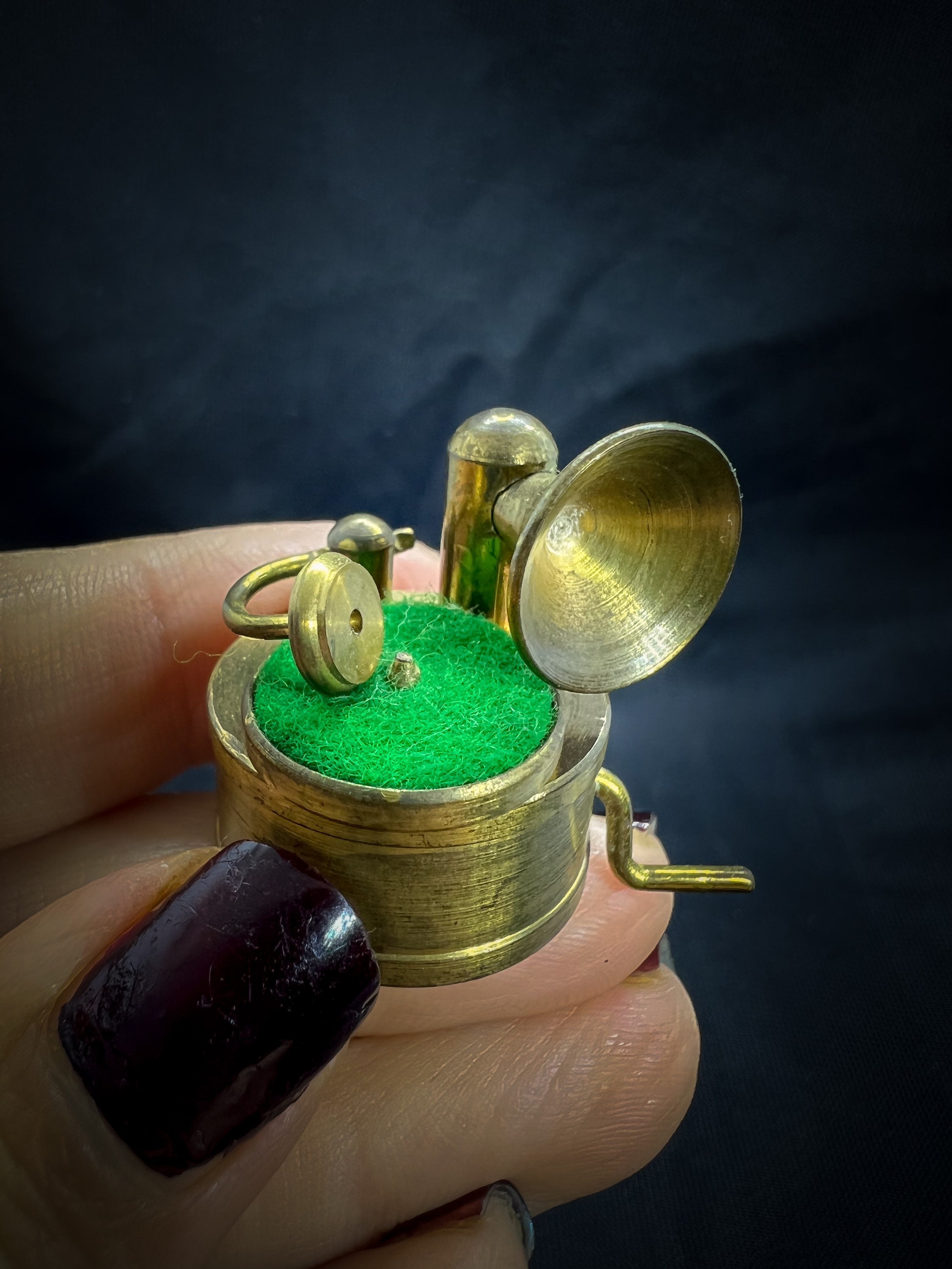 ULIJTH Giradischi in miniatura a forma di grammofono per case delle bambole, aggiunge fascino vintage a qualsiasi stanza, gioco di finzione vintage in miniatura grammofono per stanze delle bambole