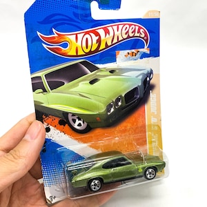 2010 HOT WHEELS Hw Showroom 70 Pontiac GTO Juge model car