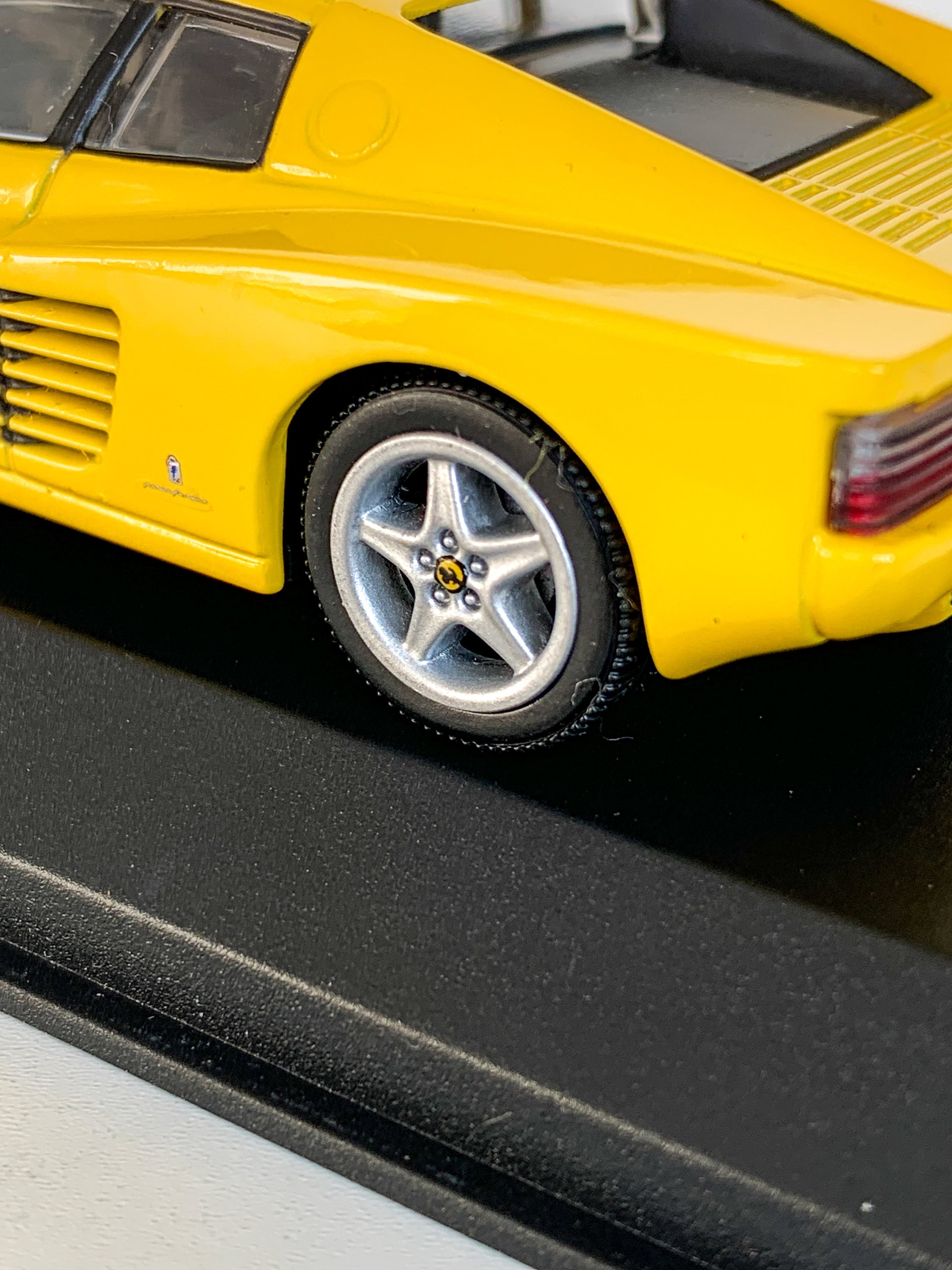 FERRARI 512 TR Jaune MINICHAMPS 1:43