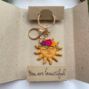 Celestial Sonne Schlüsselanhänger aus Polymer Clay, handgemachtes Accessoire, Weihnachtsgeschenk für Sie, himmlischer Schlüsselanhänger, Sonnen Anhänger