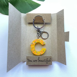 Llavero inicial de resina de frutas letra C, lindo empaque hecho a mano, accesorios para automóvil, regalo de Navidad para ella