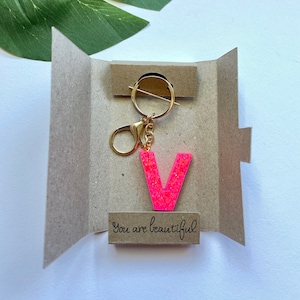 Llavero inicial de resina Fluorescent Pink Glitter, letra V, lindo empaque hecho a mano, accesorios para automóvil, regalo de Navidad para ella