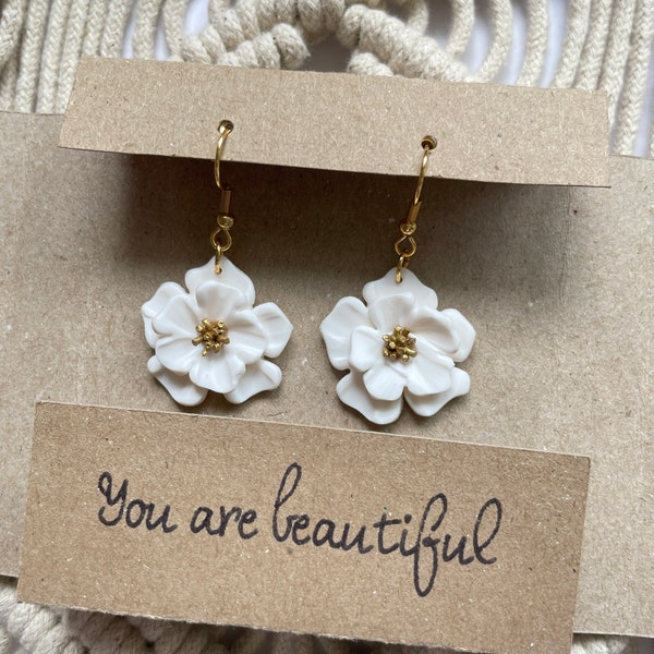 Boucles d'oreilles en argile polymère fleur blanche, boîte de porte-bijoux unique faite à la main, boucles d'oreilles florales, cadeau pour elle, bijoux de mariée
