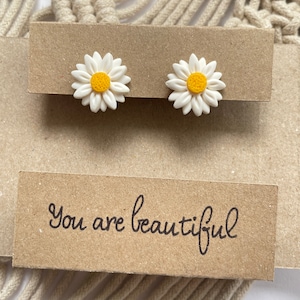 Gänseblümchen Blume Ton Ohrringe Blumen Handarbeit Unikat Schmuckbox, Muttertagsgeschenk für sie, Frühling Ohrringe, Pflanzenliebhaber