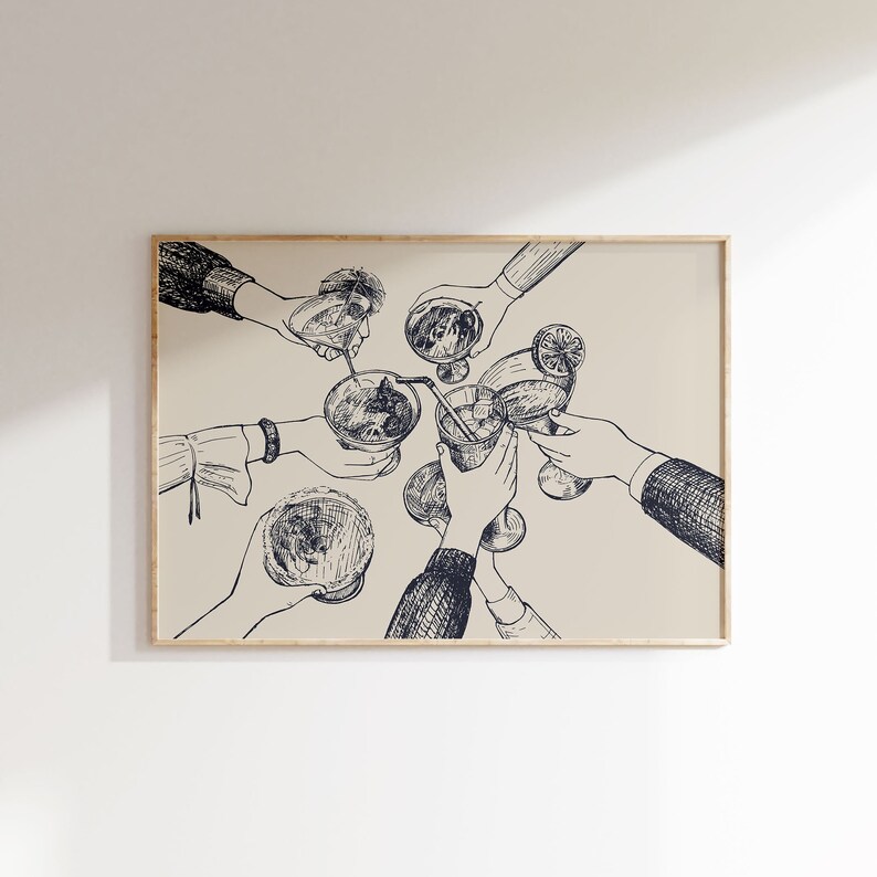 Op de afbeelding: Zwart-wit illustratie van een toast met cocktails. Het kunstwerk toont handen die glazen vasthouden, sommige met garnering. De stijl is een vintage schets, geschikt voor keuken- of bardecoratie. Ingelijst in een licht houten frame.