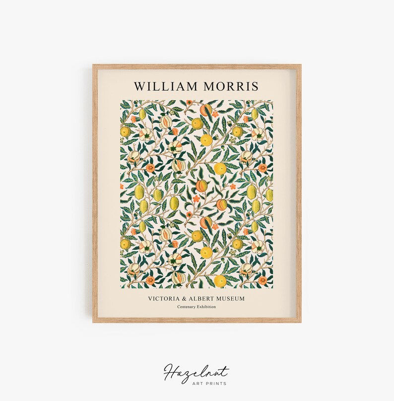 Puede incluir: Una impresi&oacute;n art&iacute;stica enmarcada con un dise&ntilde;o de William Morris. La impresi&oacute;n muestra un patr&oacute;n repetitivo de frutas amarillas y naranjas, hojas verdes y flores blancas sobre un fondo crema. El texto "WILLIAM MORRIS" y "VICTORIA & ALBERT MUSEUM" son visibles.