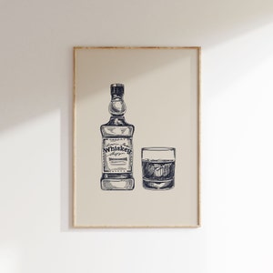 Op de afbeelding: Een ingelijste print met een gedetailleerde pen- en inktillustratie van een whiskyfles en een glas whisky met ijs. De fles heeft een label met de tekst "Whiskey Club". Het kunstwerk is in zwart en wit.