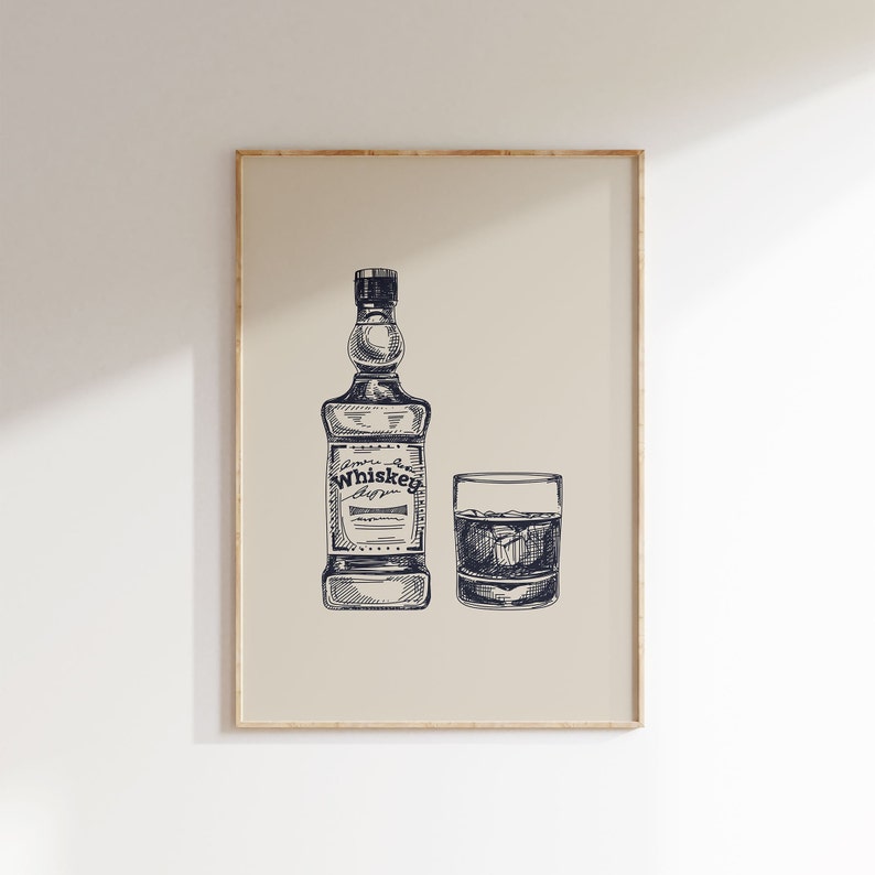 Op de afbeelding: Een ingelijste print met een gedetailleerde pen- en inktillustratie van een whiskyfles en een glas whisky met ijs. De fles heeft een label met de tekst "Whiskey Club". Het kunstwerk is in zwart en wit.