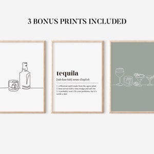 Op de afbeelding: Drie ingelijste kunstdrukken met minimalistische lijntekeningen. E&eacute;n toont een tequila fles en een glas met ijs, een andere definieert "tequila", en de derde toont verschillende cocktailglazen. De tekst "3 BONUS PRINTS INCLUDED" staat bovenaan.