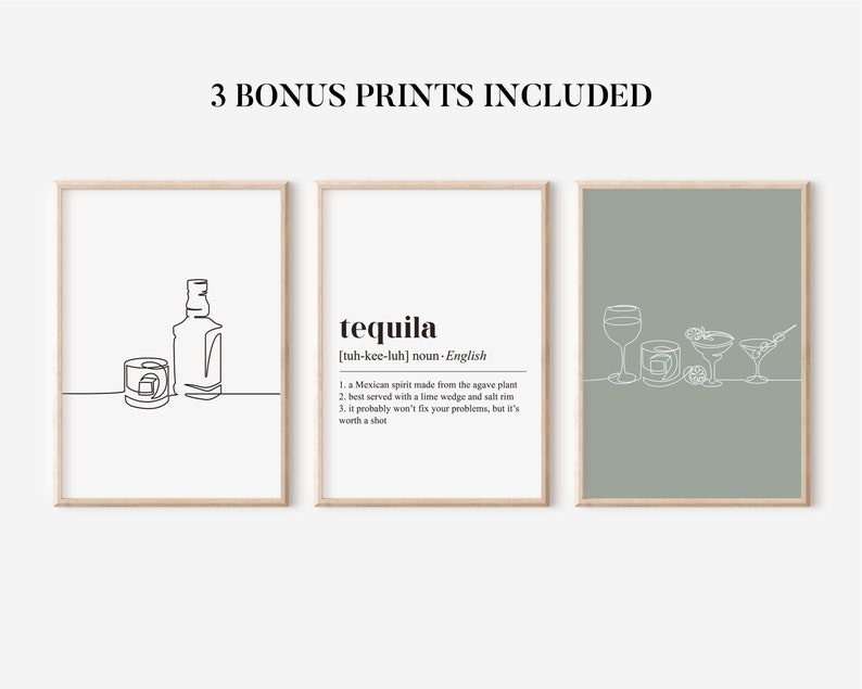 Op de afbeelding: Drie ingelijste kunstdrukken met minimalistische lijntekeningen. E&eacute;n toont een tequila fles en een glas met ijs, een andere definieert "tequila", en de derde toont verschillende cocktailglazen. De tekst "3 BONUS PRINTS INCLUDED" staat bovenaan.