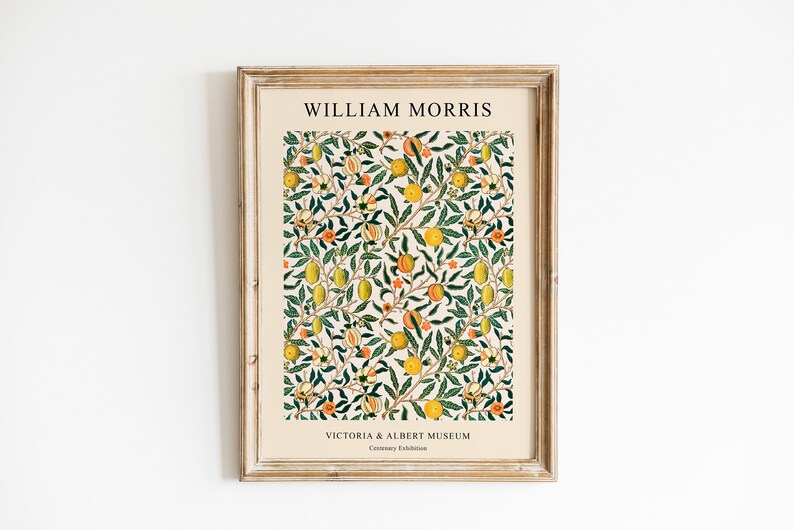 Puede incluir: Impresi&oacute;n art&iacute;stica enmarcada con un dise&ntilde;o bot&aacute;nico de limones, naranjas y hojas verdes. La impresi&oacute;n est&aacute; sobre un fondo crema y enmarcada en un marco de madera clara. El texto "WILLIAM MORRIS" y "VICTORIA & ALBERT MUSEUM" es visible.