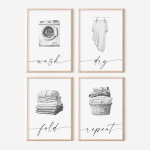 Könnte beinhalten: Vier gerahmte Graustufen-Drucke mit Illustrationen zum Thema Wäsche. Die Drucke zeigen eine Waschmaschine, Wäsche, die auf einer Leine trocknet, einen Stapel gefalteter Handtücher und einen Wäschekorb. Jeder Druck hat ein kursives Wort: waschen, trocknen, falten und wiederholen.