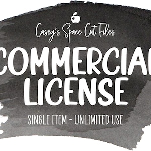 Puede incluir: Un gráfico en blanco y negro con un efecto acuarela. El texto dice "Casey's Space Cut Files" y "COMMERCIAL LICENSE" en una fuente blanca manuscrita. Debajo del texto, dice "SINGLE ITEM - UNLIMITED USE".