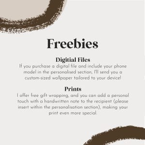 Puede incluir: Texto sobre un fondo blanco con pinceladas marrones en la parte superior e inferior. El texto dice "Freebies" en una fuente grande y en negrita. Debajo del t&iacute;tulo, el texto dice "Archivos digitales" e "Impresiones". El texto describe los obsequios que se ofrecen con las compras de archivos digitales e impresiones.