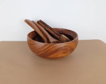 Vintage houten kom met keukengerei