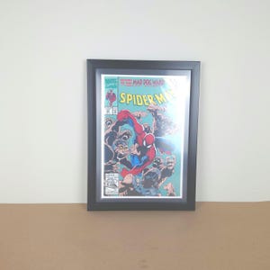 1992 30th Anniversary Spiderman return to the mad dog comic book. Near mint condition framed comic.