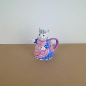 Mother bunny teapot. Vintage tea pot.