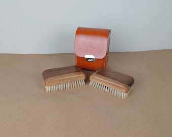 Ensemble de brosses à cirer les chaussures, vintage des années 40 : sac en cuir, brosses à poils