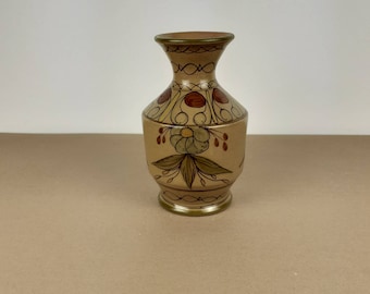 Ceramic flower detailing vase. Perfect for display cut flowers.