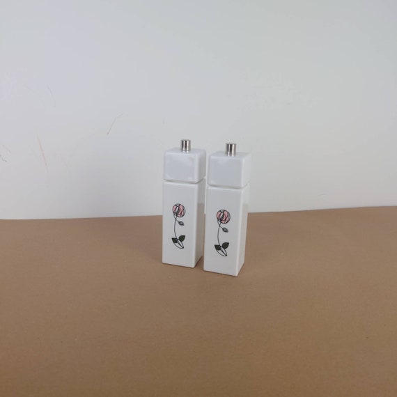 ヴィンテージの陶器製ソルト＆ペッパーシェーカー：花柄のキッチン