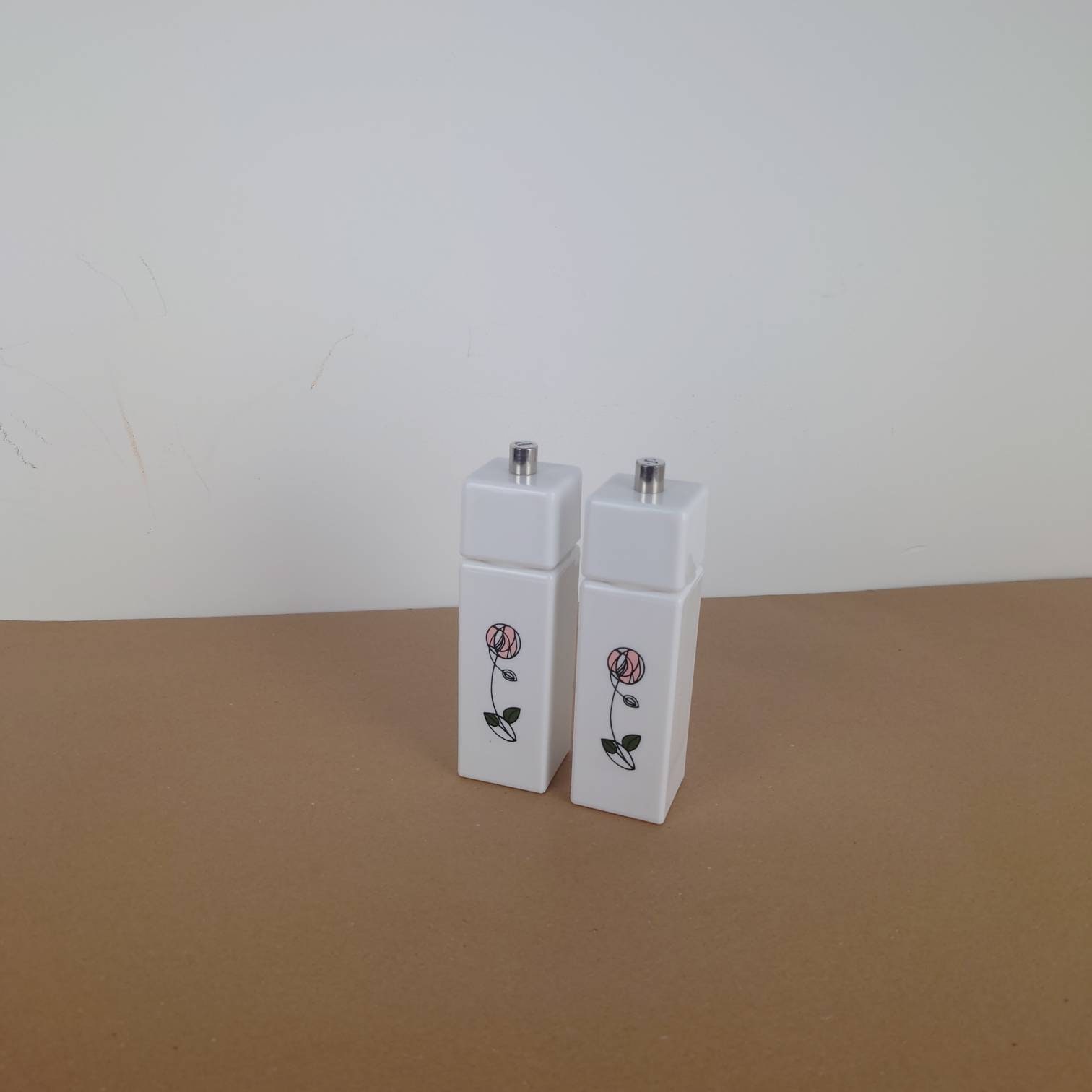 ヴィンテージの陶器製ソルト＆ペッパーシェーカー：花柄のキッチン
