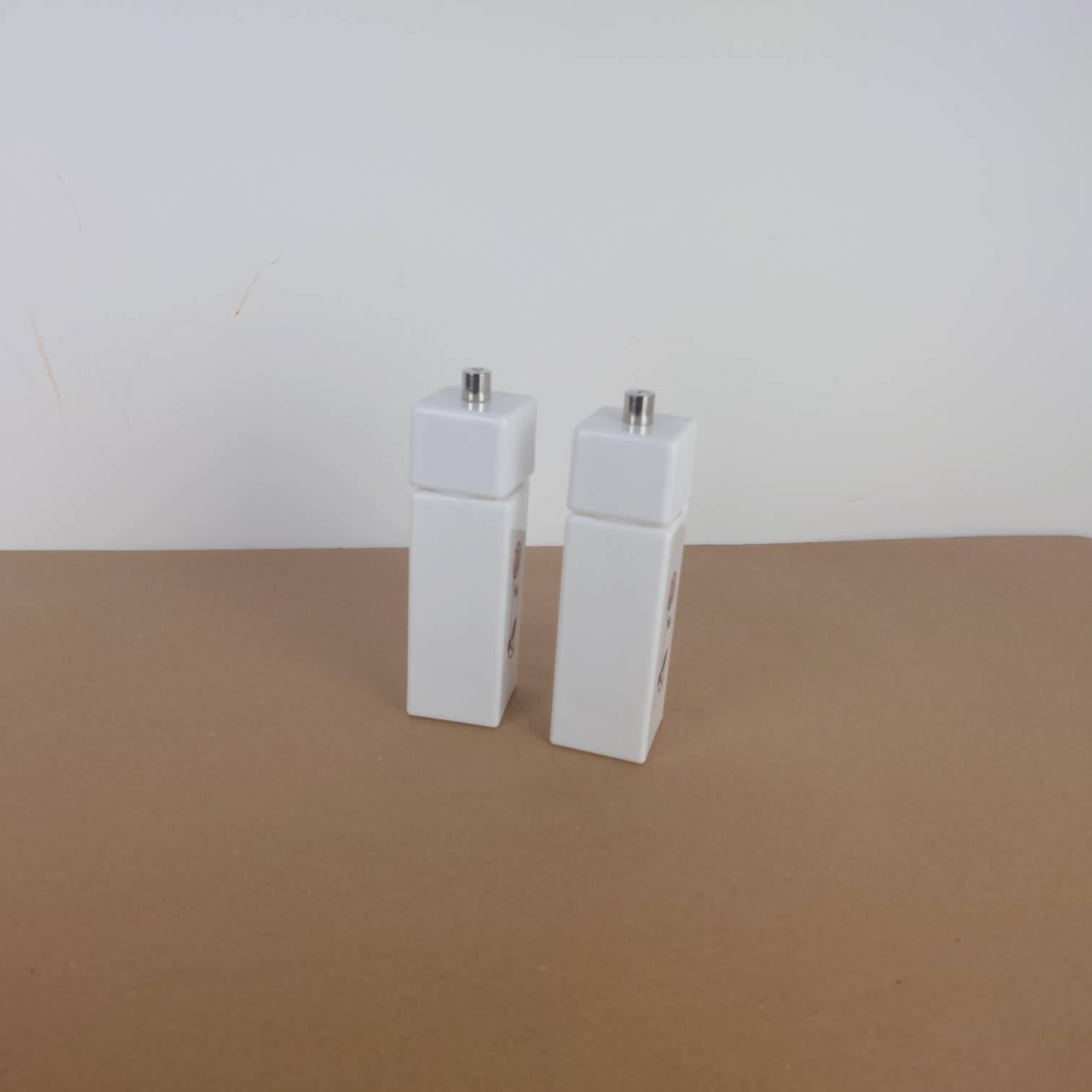 ヴィンテージの陶器製ソルト＆ペッパーシェーカー：花柄のキッチン