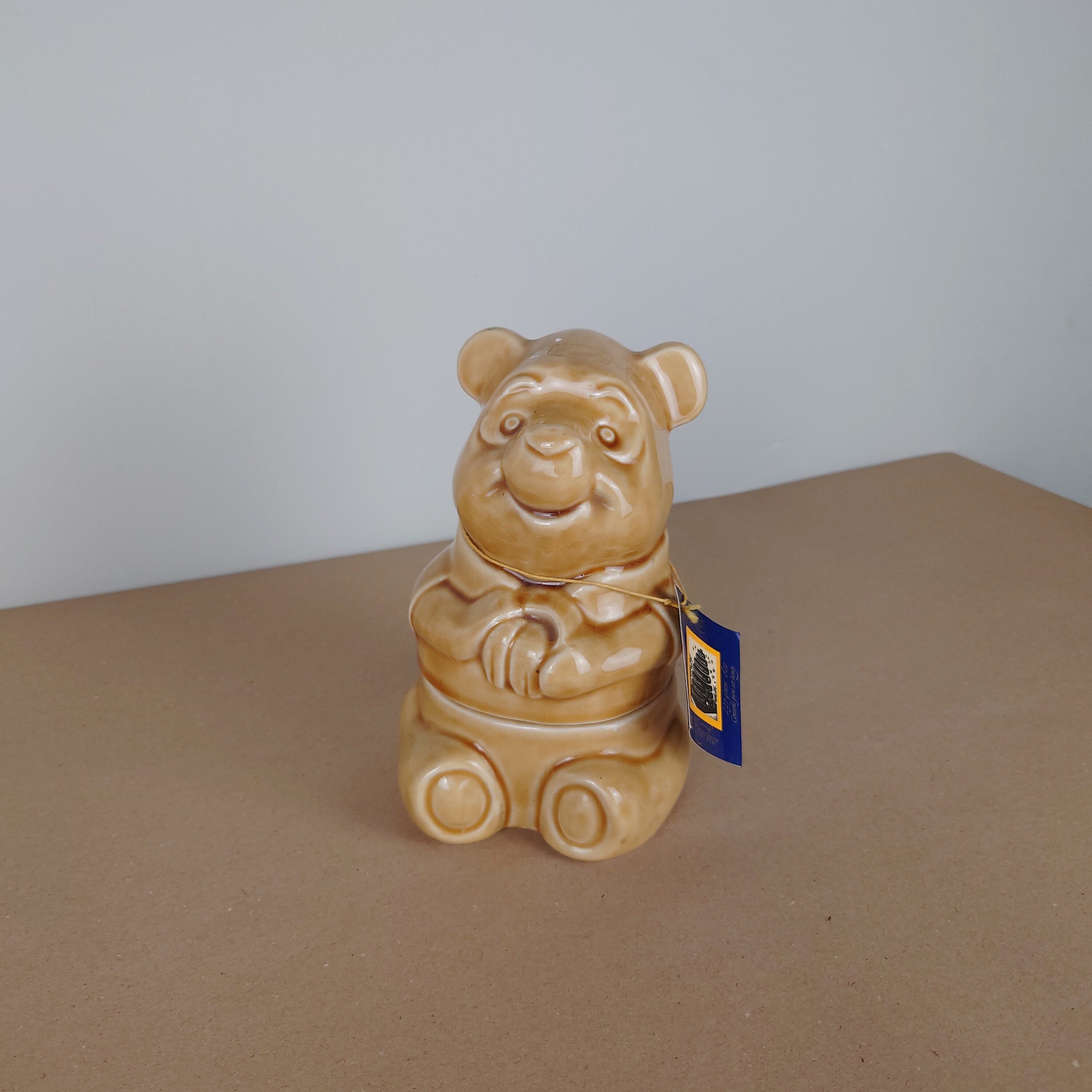 くまのプーさんのクマのハニーポット。ヴィンテージの陶器のクマ