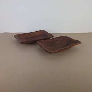 Zwei Dippschalen aus Holz für Saucen. Meze. Tapas. Zwei mittelgroße Servierschalen.