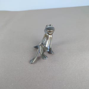 Vintage lazy frog shelf ornament. Vintage sturdy brass ornament.