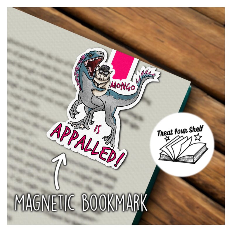 Op de afbeelding: Magnetische boekenlegger met een cartoon dinosaurus en het woord "Mongo" op zijn rug. De dinosaurus is grijs en blauw, met de woorden "is appalled!" in het rood. De boekenlegger heeft ook de tekst "Magnetic Bookmark".