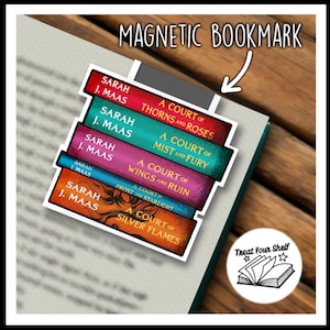 Peut inclure: Un ensemble de cinq aimants de marque-pages représentant les couvertures de la série "A Court of Thorns and Roses" de Sarah J. Maas. Les marque-pages sont de différentes couleurs, notamment rouge, rose, bleu et vert. Le texte sur les marque-pages est "A Court of Thorns and Roses", "A Court of Mist and Fury", "A Court of Wings and Ruin", "A Court of Frost and Starlight", et "A Court of Silver Flames".