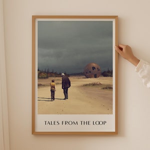 Può includere: Stampa artistica incorniciata con un paesaggio surreale con due figure e una grande struttura sferica. La stampa ha una palette di colori tenui con il testo "TALES FROM THE LOOP" in basso. La cornice è di colore marrone chiaro.