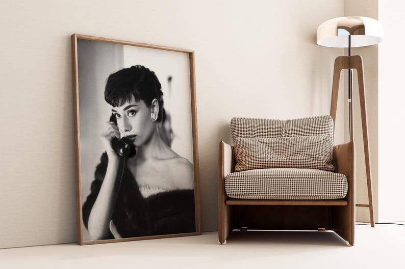 Peut inclure: Photographie en noir et blanc d'une femme en robe noire parlant au t&eacute;l&eacute;phone. La photo est encadr&eacute;e dans un cadre en bois et est accroch&eacute;e au mur.