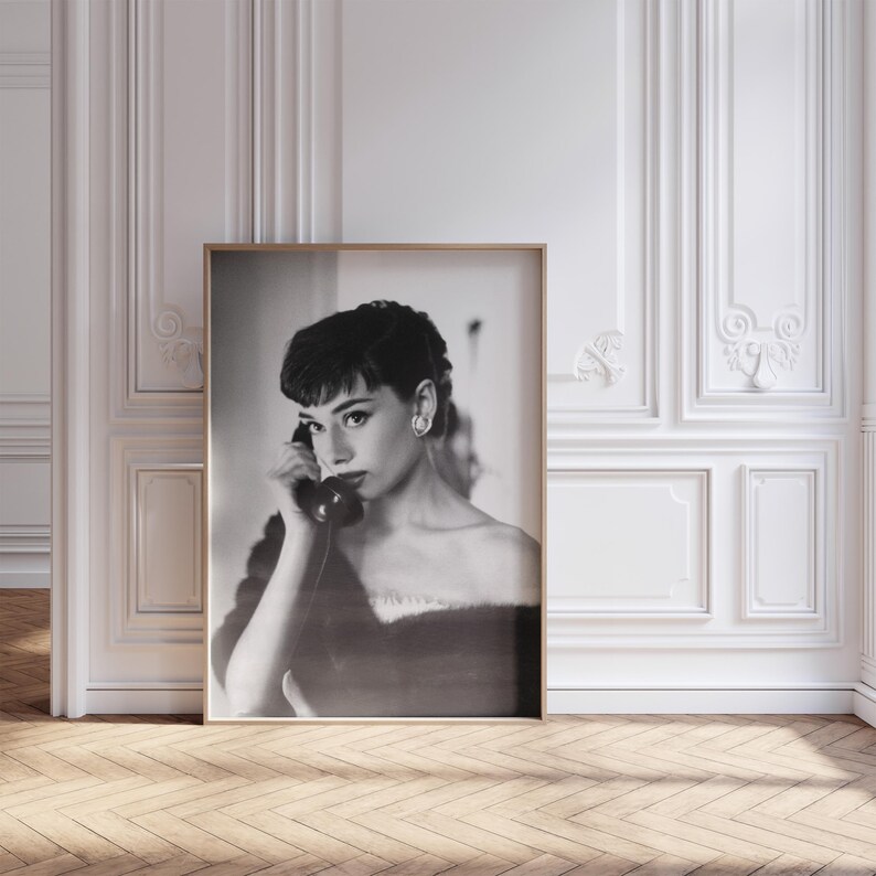 Peut inclure: Photographie en noir et blanc d'une femme aux cheveux courts, v&ecirc;tue d'une robe sombre, parlant au t&eacute;l&eacute;phone.