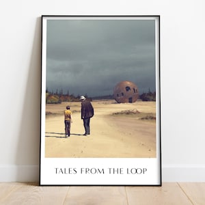Peut inclure: Une affiche avec un cadre noir et une photographie de deux personnes marchant vers une grande structure métallique ronde dans un paysage désertique. Le ciel est nuageux et l'affiche porte le texte "Tales from the Loop" en bas.