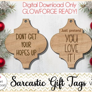 Puede incluir: Dos etiquetas de regalo de madera en forma de arabesco con texto cortado con l&aacute;ser. Una dice "DONT GET YOUR HOPES UP", la otra dice "Just pretend YOU LOVE IT!". Las etiquetas forman parte de una descarga digital, etiquetada como "Sarcastic Gift Tags".