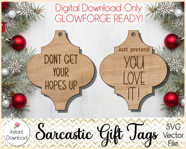 Puede incluir: Dos etiquetas de regalo de madera en forma de arabesco con texto cortado con l&aacute;ser. Una dice "DONT GET YOUR HOPES UP", la otra dice "Just pretend YOU LOVE IT!". Las etiquetas forman parte de una descarga digital, etiquetada como "Sarcastic Gift Tags".