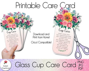 Puede incluir: Tarjeta de cuidado imprimible para una taza de vidrio con un diseño floral. La tarjeta es rosa y blanca con un diseño floral y el texto "Cup Care" en una fuente rosa y blanca. El texto en la tarjeta dice: "Lavar solo a mano, no apto para lavavajillas, no apto para microondas, no remojar, no usar esponja abrasiva, usar cepillo para pajitas para limpiar la pajita, secar la tapa de bambú después del lavado, evitar bebidas calientes."