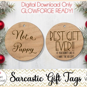 Puede incluir: Dos etiquetas de regalo redondas de madera con frases humor&iacute;sticas. Una dice "Not a Puppy", la otra dice "BEST GIFT EVER!! IF YOU DON'T LIKE IT I HAVE THE RECEIPT". Las etiquetas son parte de una descarga digital.