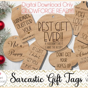 Puede incluir: Etiquetas de regalo de madera con frases sarc&aacute;sticas como "&iexcl;El mejor regalo de todos!!" y "No te hagas ilusiones." Las etiquetas tienen varias formas y tama&ntilde;os, con un acabado de veta de madera marr&oacute;n claro. El texto incluye "Sarcastic Gift Tags".