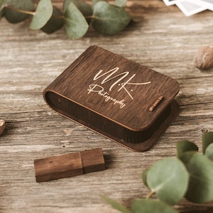 Boîtier USB gravé en noyer. Clé USB pour photographie de mariage. Boîte à souvenirs pour clé USB