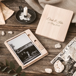 Naturalne pudełko na zdjęcia z twardego drewna na zdjęcia 5x7. Pudełko na zdjęcia 13 x 18 cm z pamięcią USB. Spersonalizowane pudełko na pamiątki dla par