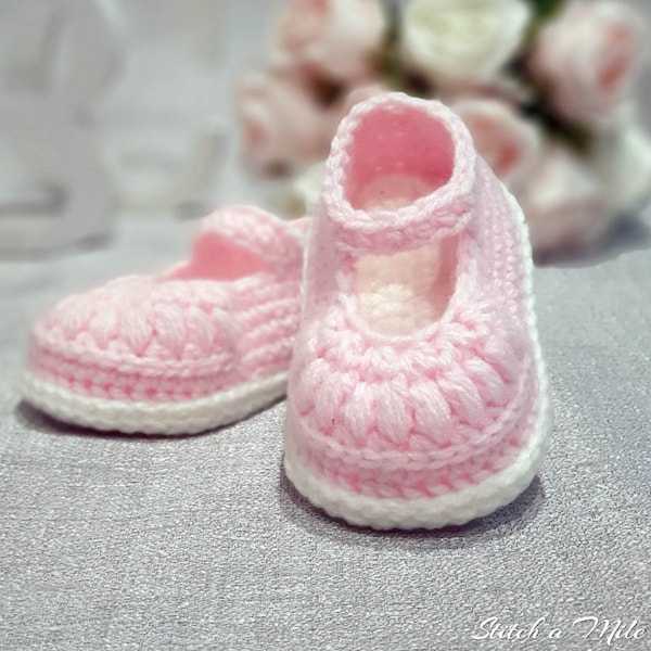 Lindo patrón de crochet para sandalias de bebé niña con detalle de punto puff, zapatos para bebé, patrón de zapatos de bebé a crochet en 4 tamaños