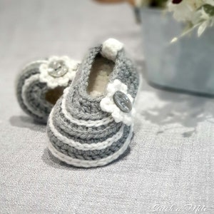 Crochet baby girl shoes sandal pattern, DIY Mary Jane booties with button and flower can be used as sandals or slipper, 4 sizes