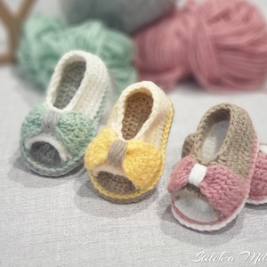Cute crochet beginner friendly pattern for peep toe crochet baby shoes pattern in 4 sizes , infant shoes from newborn to 12 months