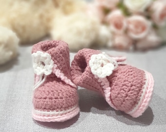 Baby booties cute CROCHET PATTERN baby girl boots. Crochet baby shoes pattern in 4 sizes, this crochet baby shoe has 3 color variations