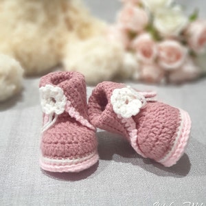 Baby booties cute CROCHET PATTERN baby girl boots. Crochet baby shoes pattern in 4 sizes, this crochet baby shoe has 3 color variations