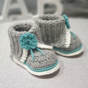 Mönster för virkade babyskor: Blomsterflickaskor (PDF-mönster) bild 2